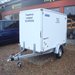 Lukket flytte trailer med faste sider.