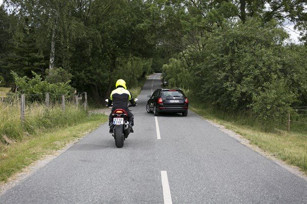 typisk-ulykkessituation-motorcykel-overhaler-venstresvingende-bil.jpg